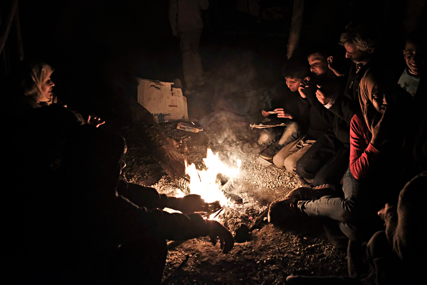 Les famílies es reuneixen al voltant de les fogueres al vespre. Cremen la fusta que aconsegueixen i tota mena de plàstics