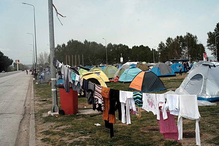 Les tendes de campanya a peu de la E75, al nord de Grècia