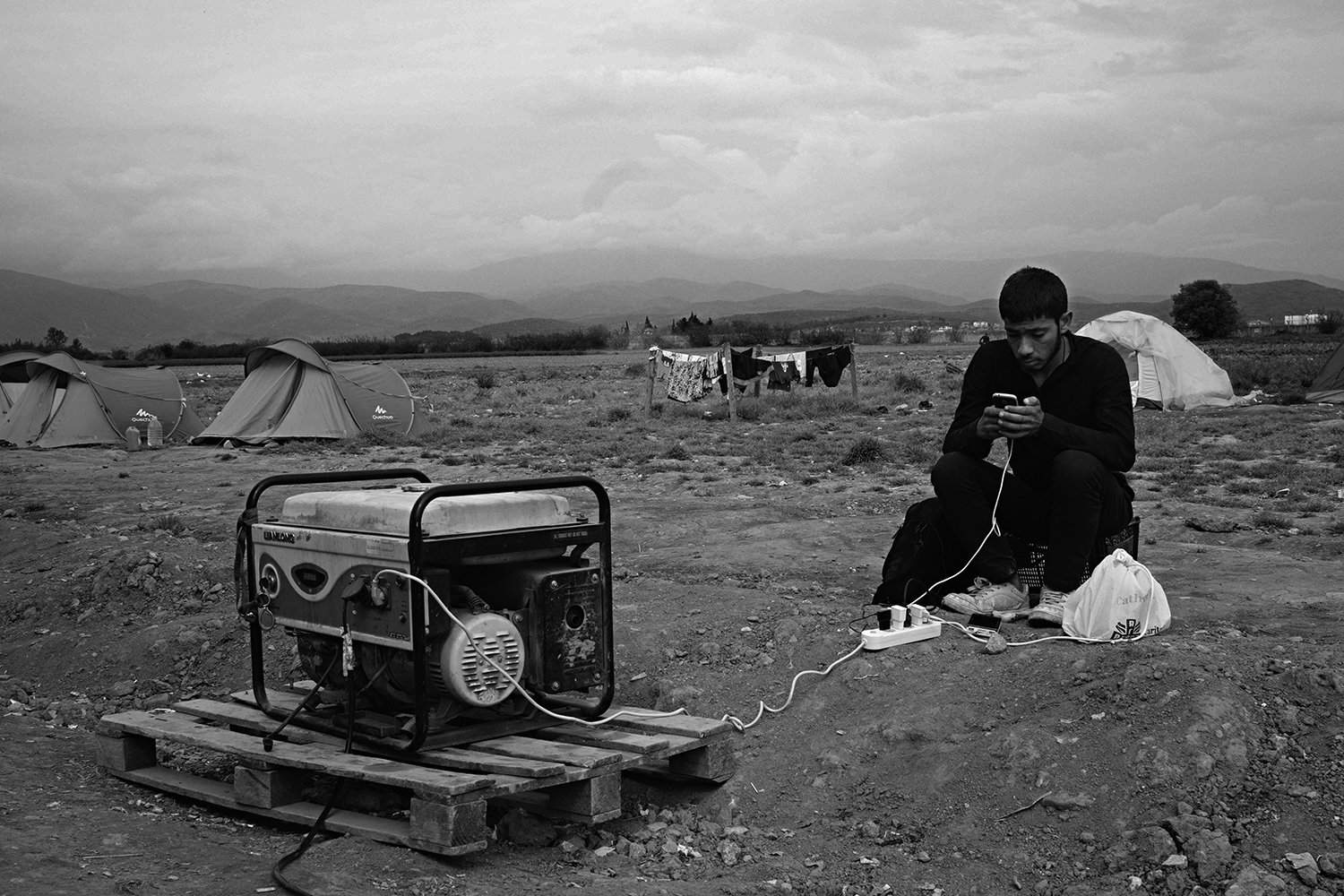 Una ONG ha instal·lat xarxes wifi lliures i generadors a diversos punts del camp perquè els refugiats puguin mantenir les comunicacions