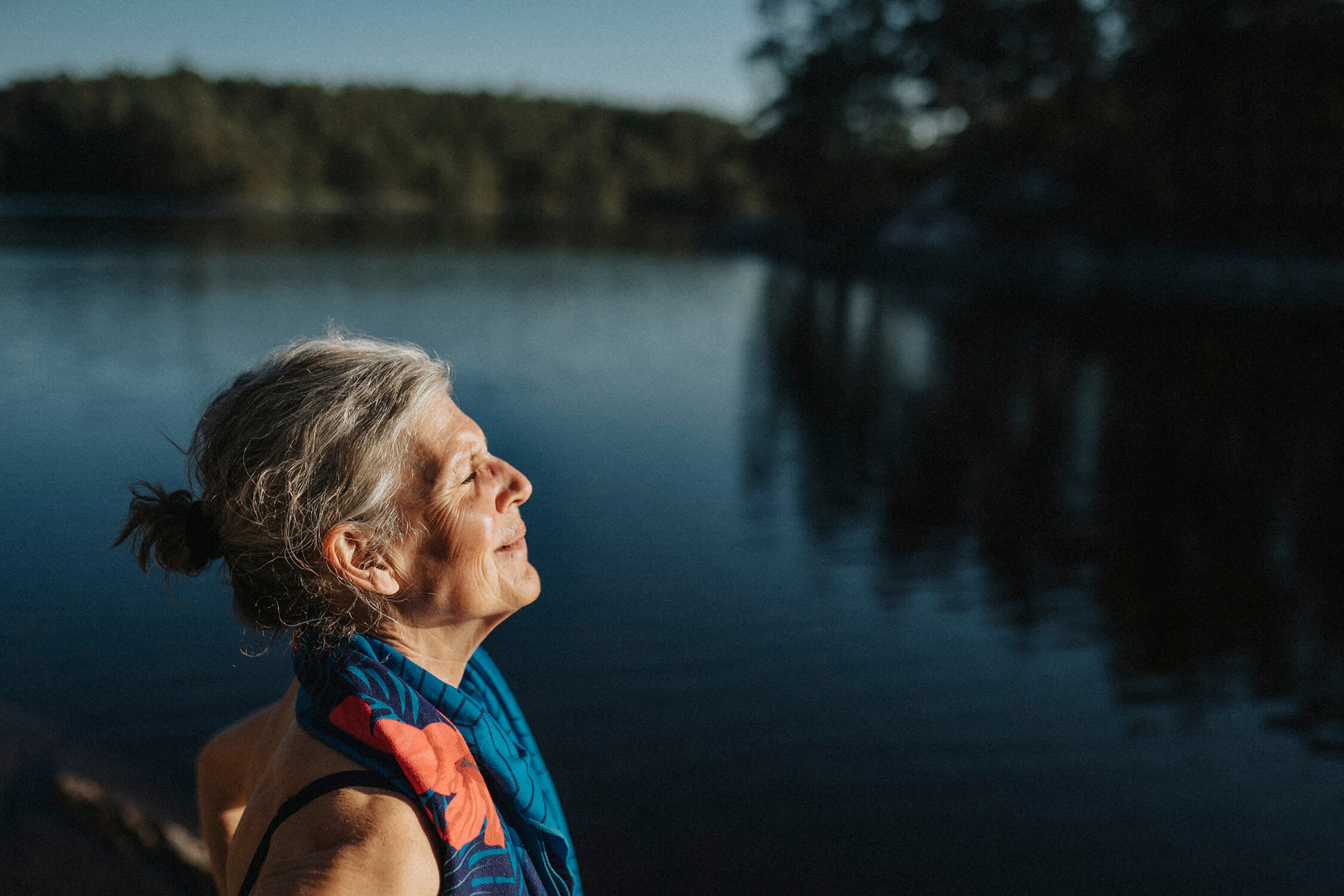 dona gran a un llac