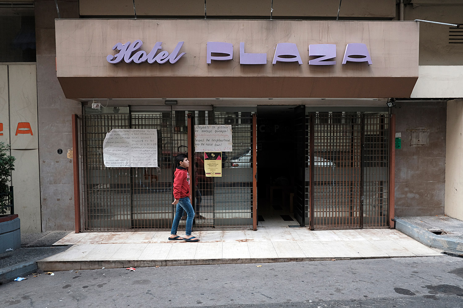 Porta d’accés a l’Hotel City Plaza, d’Atenes, que acull famílies refugiades i és gestionat per voluntaris