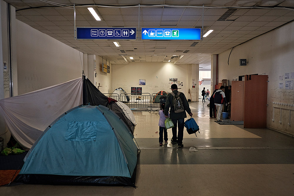La terminal de sortides de l’antic aeroport d’Elinikó, a Atenes, refugi precari de 700 refugiats