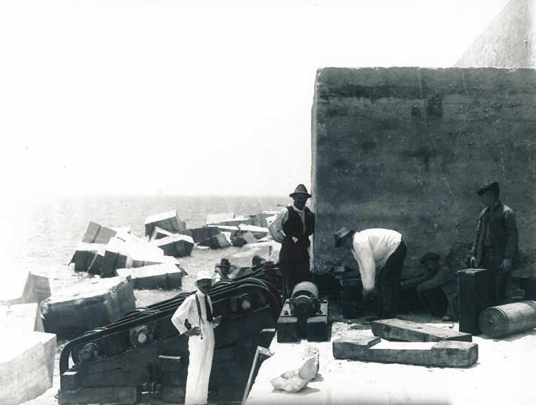 1920. Trabajos de reconstrucción en la prolongación del dique este