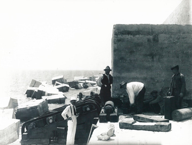 1920. Treballs de reconstrucció en la prolongació del dic de l’Est.