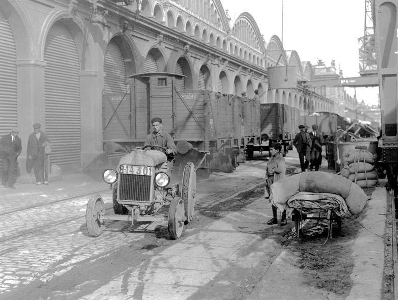 1924. Tractor para arrastrar los vagones por las vías férreas