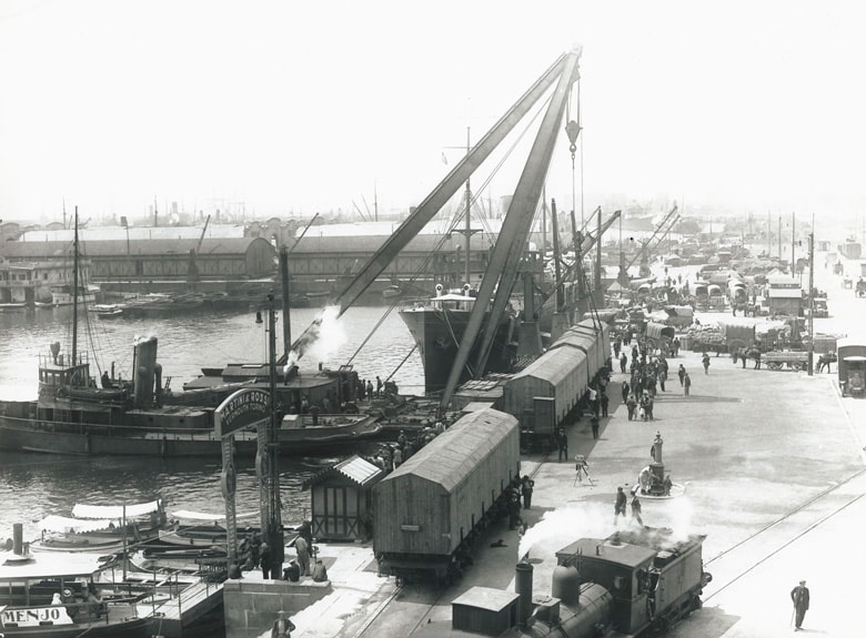 1925. Carregant vagons amb una càbria al moll de les Drassanes.