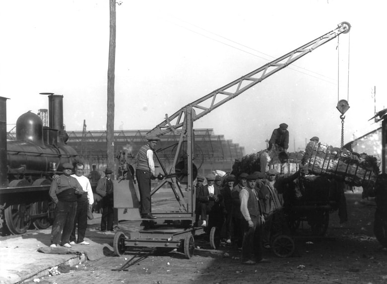 1928. Descàrrega de productes a granel a la Barceloneta.