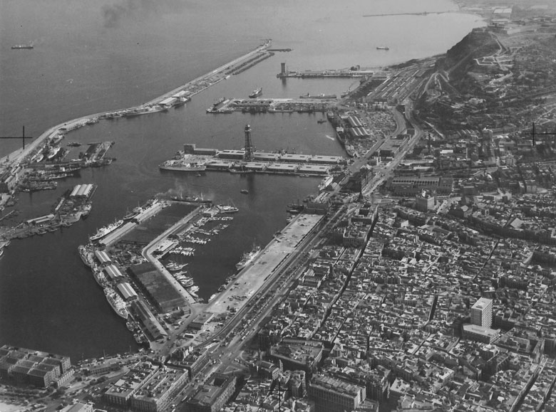 1965. Vista aérea del Puerto de Barcelona