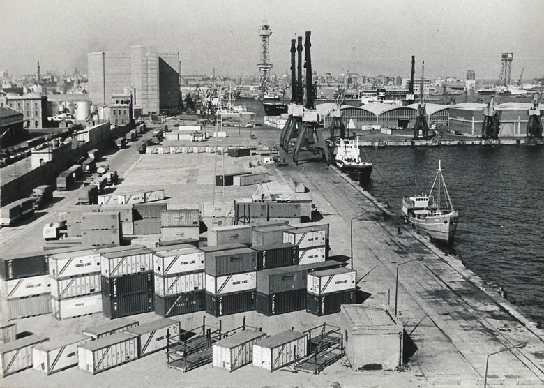 1971. Primera terminal provisional de contenidors al moll de Costa.