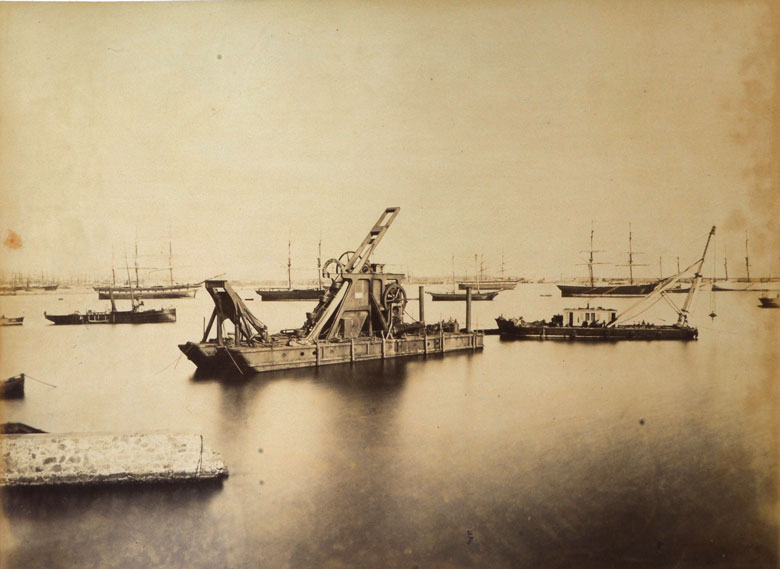 1888. Fotografía de la draga y la cabria del Puerto.