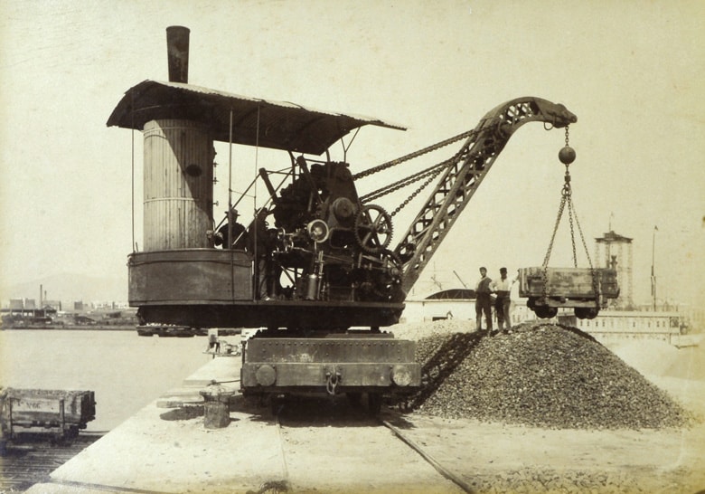 1888. Grúa locomóvil para las obras.