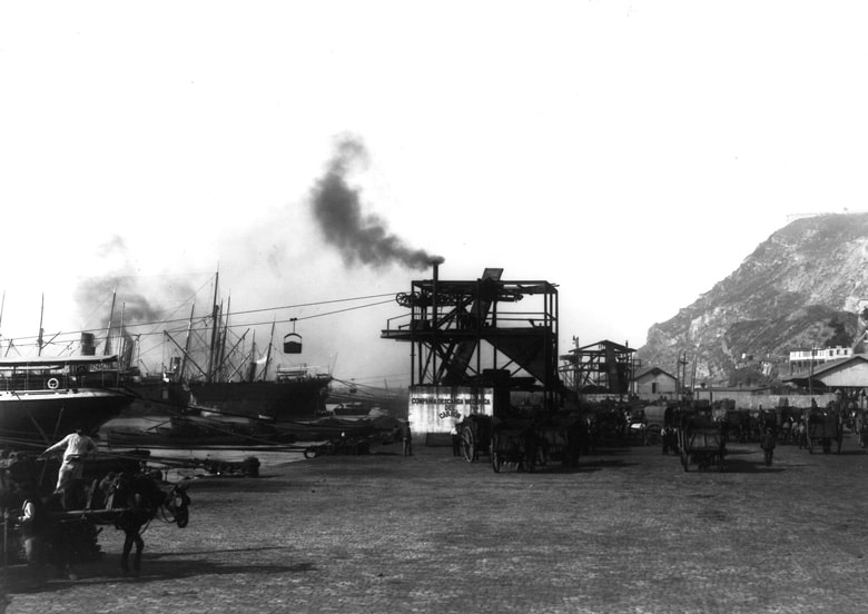 1906. Descarga de carbón en el Muelle de San Beltran