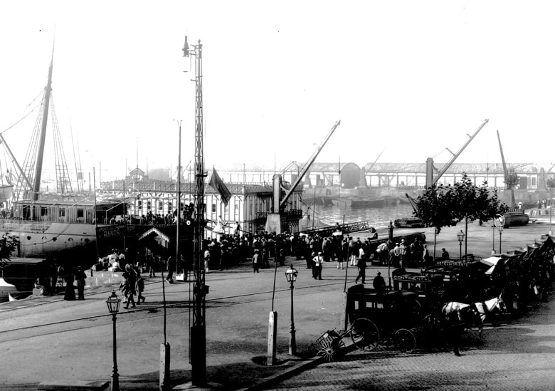 1906. L’arribada d’un dels vapors correu de Mallorca.