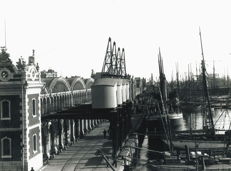 1907. Primeras grúas eléctricas de los almacenes de la Barceloneta