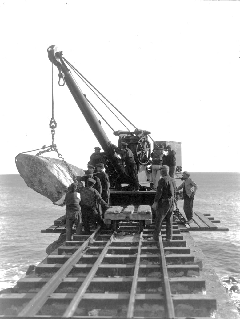 1909. Instalación para extraer la escollera existente en el espigón