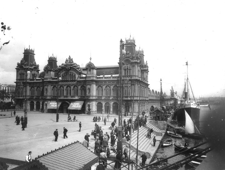 1913. Edificio del Portal de la Paz con el restaurante Mundial Palace en la primera planta