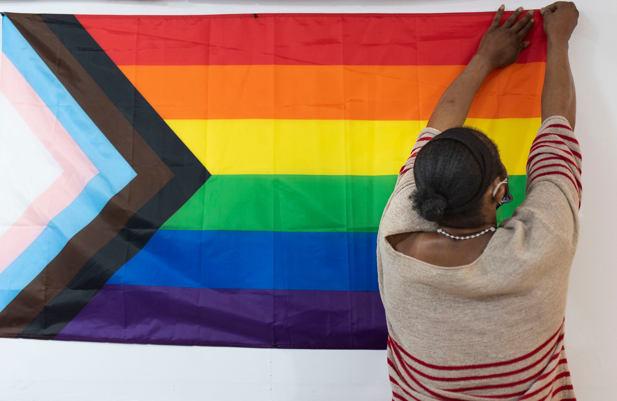 Sofia cuelga la bandera LGTBIQ+ interseccional