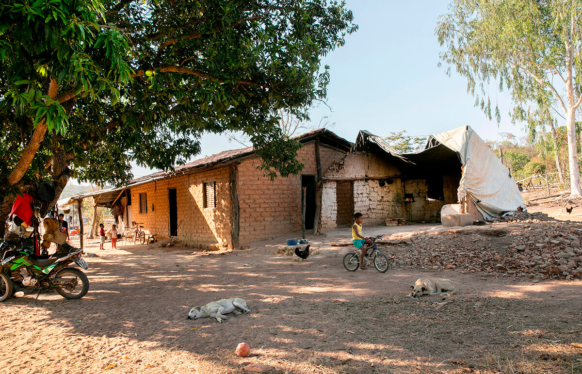 Dins de la Fazenda Estrondo hi viuen diverses comunitats de geraizeiros, com Aldeia, Gatos i Cachoeira.